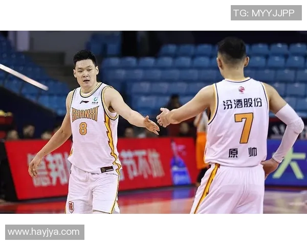 八一队与首钢激战正酣谁将赢得这场篮球巅峰对决的荣耀 八一队与首钢激战正酣谁将赢得这场篮球巅峰对决的荣耀